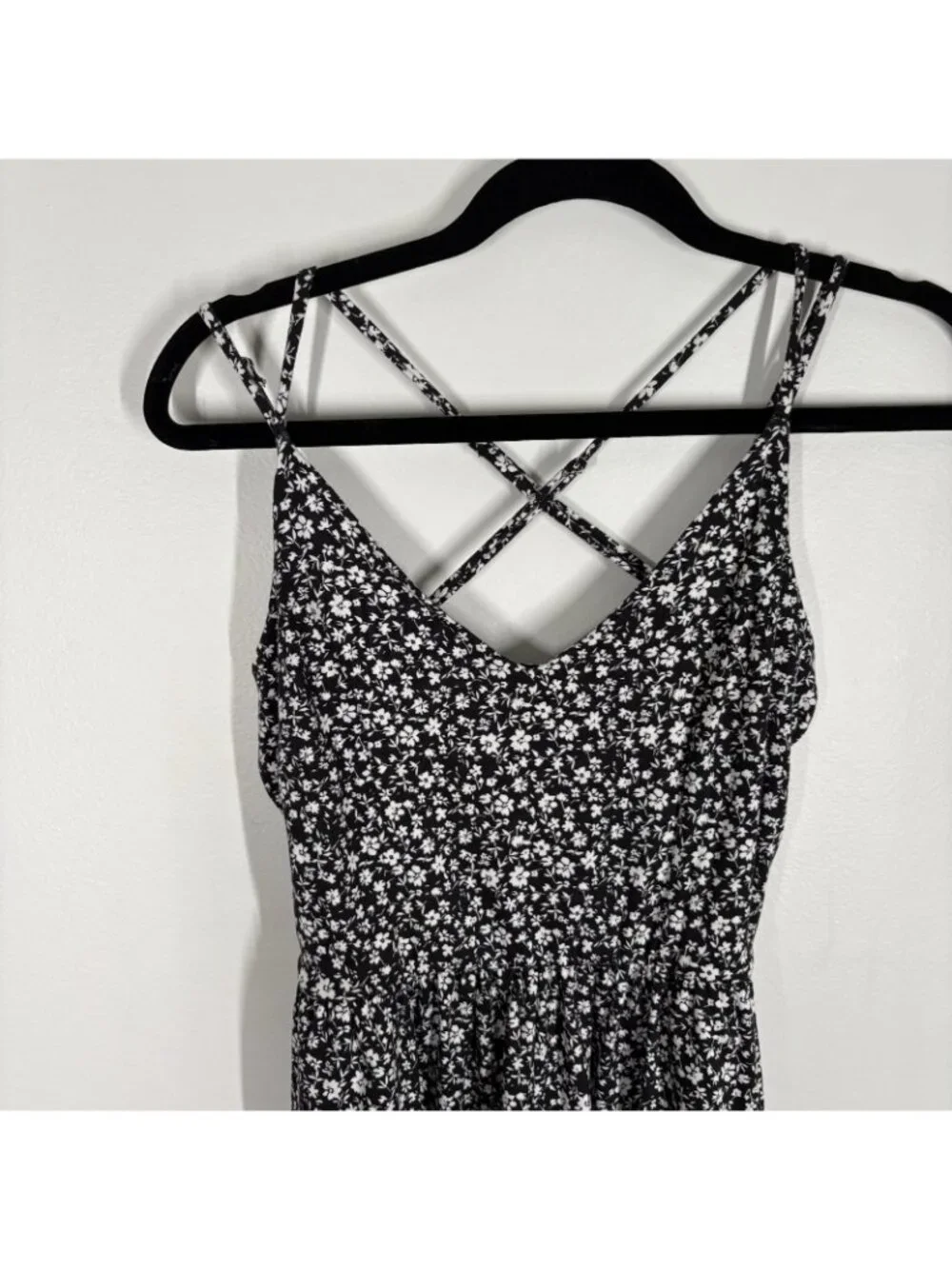 Urban Outfitters Women S Black White Floral Strappy V-Neck Sherri Romper NWT